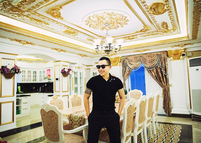 Ông bầu Khắc Tiệp hào hứng khi được tham quan căn biệt thự của Lý Nhã Kỳ