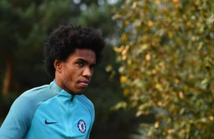 Willian đã có liên hệ với M.U: Đích thân tiền vệ Chelsea, Willian thừa nhận anh đã có những liên hệ với M.U trong mùa Hè vừa qua sau khi có những bất đồng với HLV trưởng của Chelsea là Conte. Willian năm nay 29 tuổi, là một tiền vệ sở hữu tốc độ, sức mạnh, khả năng rê bóng, sút phạt tuyệt vời.