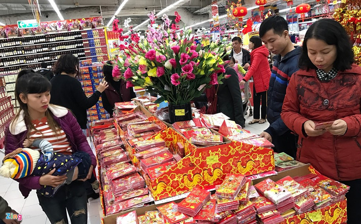 Bao lì xì Tết sớm được bày bán, nhiều khách chọn mua loại có hình con gà, biểu trưng năm Đinh Dậu.
