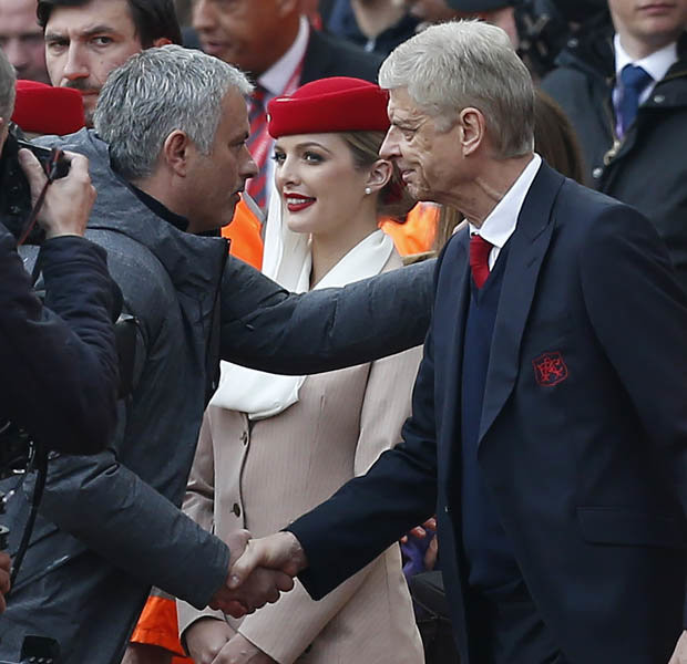 Tin chuyển nhượng bóng đá từ Mirror, HLV Wenger đã lên tiếng chỉ bảo cho Mourinho rằng: đừng có ở đó mà than khóc, sau khi HLV M.U tuyên bố rằng, 300 triệu là không đủ cho việc "đi chợ". Ảnh: Mirror