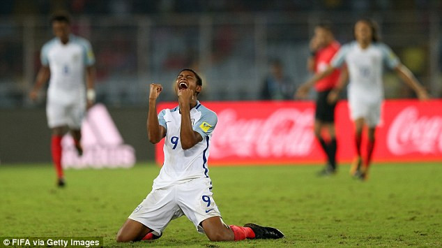 Liverpool ký hợp đồng lớn với sao U17. Liverpool sẽ cung cấp cho Rhian Brewster một hợp đồng béo bở khi cầu thủ tài năng này bước sang tuổi 18 vào năm sau. Brewster đã trở thành tâm điểm của sự chú ý nhờ thành tích ghi bàn tuyệt vời cho đội tuyển Anh ở giải U17 thế giới, bao gồm cú hat-trick vào lưới Brazil. Ảnh: Getty Images
