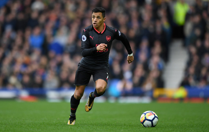 Arsenal chốt giá nếu phải bán Sanchez: Theo tin chuyển nhượng bóng đá từ tờ Mirror, trong trường hợp bất khả kháng khi buộc phải bán Sanchez, Arsenal sẽ đòi ít nhất 30 triệu bảng. Con số này đã giảm khoảng một nửa so với kỳ chuyển nhượng mùa Hè, thời điểm tiền đạo người Chile suýt chuyển sang Man City nếu Arsenal mua được Thomas Lemar. Ảnh: Mirror