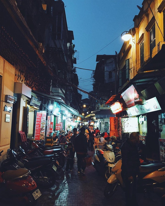 Không có nền công nghiệp du lịch phát triển mạnh như Thái Lan nhưng Việt Nam cũng là địa điểm thu hút một lượng không nhỏ khách du lịch hàng năm. Vì thế có rất nhiều nhiếp ảnh gia tìm đến Việt Nam để có được những trải nghiệm và bức hình ấn tượng, một trong số đó là Jono Renton, nhiếp ảnh gia người Anh.