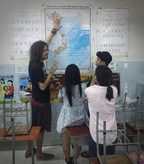 Với cách giảng dạy khoa học và cách phát âm khá chuẩn, các chàng trai Tây khá dễ trong việc kiếm tiền bằng nghề dạy học tại Việt Nam.