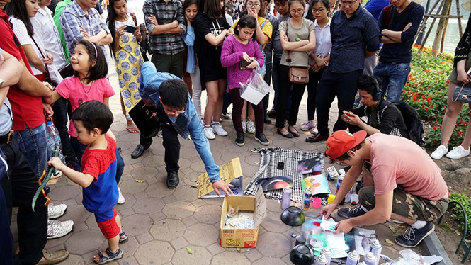 Sang Việt Nam với số tiền ít ỏi, nhiều bạn trẻ Tây đã phải sử dụng đến tài lẻ của mình để kiếm tiền chi tiêu tiếp tục cuộc hành trình hay dùng số tiền kiếm được để trở về nước. Đặc biệt khi phố đi bộ tại Hà Nội và TP HCM chính thức bước vào hoạt động thì đây quả là địa điểm lý tưởng cho các anh chàng nước ngoài thể hiện tài năng và kiếm chút "lộ phí".