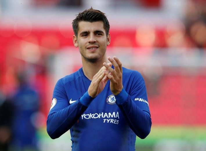 Mới cập bến giải Ngoại hạng Anh trong màu áo của Chelsea, nhưng Alvaro Morata đã nhanh chóng chiếm được chỗ trong đội hình điển trai nhất Ngoại hạng Anh. Vẻ mặt "non tơ" của cầu thủ người Tây Ban Nha đã mang đến cho anh vô vàn fan đặc biệt là chị em nữ giới. Ảnh sử dụng trong bài: 90mins