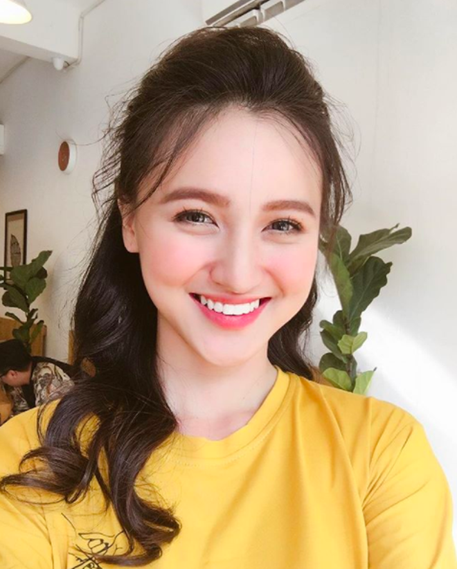 Mai Tây vốn là hot girl Việt quen thuộc trong các MV, TVC hay lookbook của nhiều thương hiệu thời trang. Nữ sinh Cần Thơ này thực sự khiến dân mạng ngắm nhìn không biết chán bởi mỗi bức hình, cô bạn lại khoe một nét đẹp trên khuôn mặt được ví như lai Tây của mình.