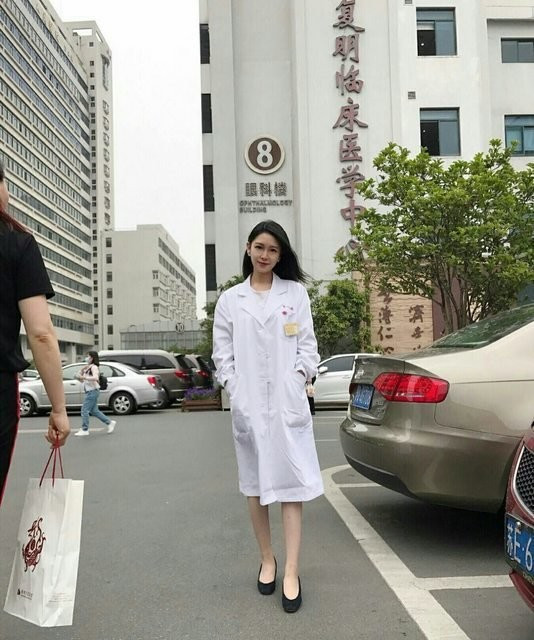 Có những cô gái “hot” đơn giản vì thân hình nóng bỏng và những bức ảnh khoe cơ thể bốc lửa. Nhưng nữ bác sĩ xinh đẹp đang làm mưa làm gió tại Đài Loan (Trung Quốc) không chỉ vì vẻ đẹp ngoại hình gợi cảm của mình, mà còn bởi lí lịch khiến nhiều người gây sốc. Ảnh trong bài: Chinanews.