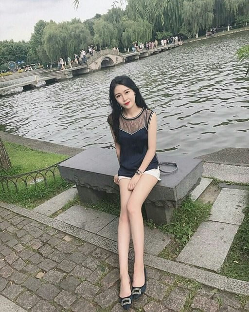 Gương mặt xinh xắn, nữ tính vô cùng sang trọng đã khiến các chàng trai phải tìm kiếm ngay trang cá nhân của nàng “hot girl” này.