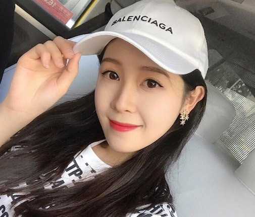Nụ cười mỉm duyên dáng của nữ bác sĩ xinh đẹp được ví như nữ thần.