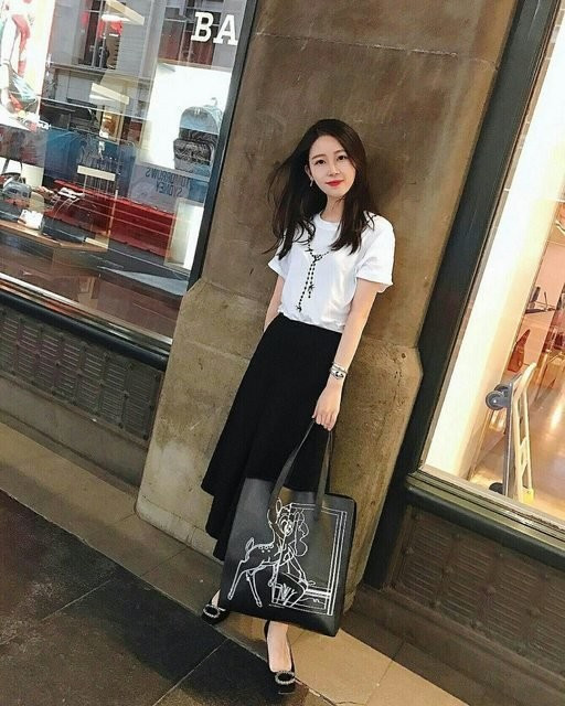 Nổi tiếng trên mạng xã hội khi những bức ảnh đi du lịch ở biển trong bộ bikini hấp dẫn khoe body chuẩn không cần chỉnh của nữ bác sĩ người Đài Loan này hút người ngắm hơn bao giờ hết.