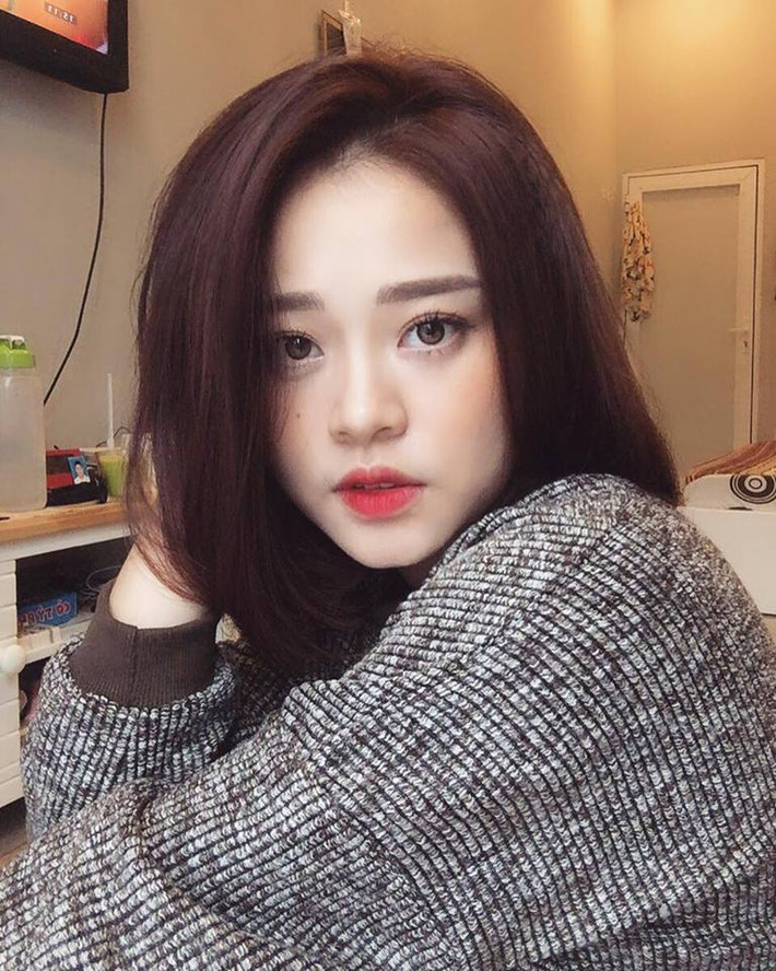 Cô nàng sở hữu vẻ đẹp giống hot girl 9X Chi Pu được nhắc đến ở đây là Trương Hoàng Mai Anh, cũng sinh năm 1993 và hiện đang sinh sống tại Hà Nội. Bạn trẻ này từng là nữ sinh viên của trường Đại Học Kinh doanh- Công nghệ, Hà Nội.