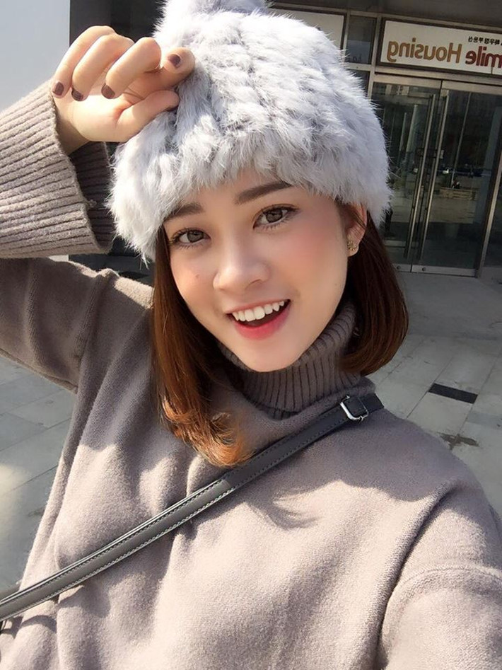 Nhiều bạn trẻ sẽ giật mình khi nhận ra cô gái này lại giống Chi Pu đến vậy, từ gương mặt tròn, làn da trắng, đôi mắt trong veo cùng nụ cười duyên dáng, cho đến gu thời trang cực năng động và trẻ trung. Ảnh trong bài: Facebook nhân vật.
