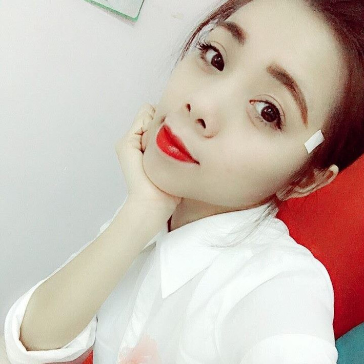 Cay đắng hơn, bạn gái cũ của người yêu còn viết trạng thái đá xéo trên Facebook: "Tưởng người yêu thế nào, xấu như vượn thế mà cũng yêu" càng làm mình cảm thấy phải làm gì đó thay đổi và quyết định đầu tư vào vẻ đẹp đã đến với mình sau bao năm trăn trở". Kim Phượng cho biết thêm.