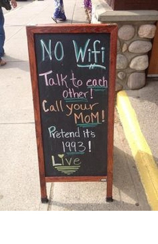 Ở đây không có Wifi đâu, hãy nói chuyện với nhau đi hoặc gọi cho mẹ của bạn. Hãy tưởng tượng như mình đang sống vào những năm 1993. Ảnh sử dụng trong bài: siêu tầm internet.