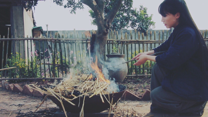 Song song với độ hot của cô nàng "thánh ăn công sở" Tiểu Dã thì mới đây, dân mạng đang tỏ ra sốt sắng chuyển sự chú ý cho một cô gái khác có biệt danh "thánh nấu ăn" phiên bản cổ trang.