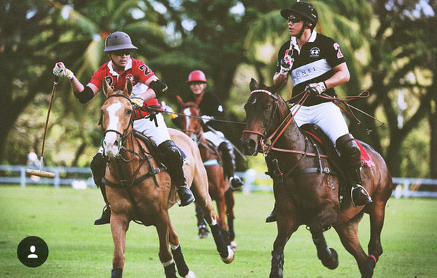 Không chỉ tham gia các hoạt động chính trị, hoàng tử Abdul Mateen còn yêu thích thể thao đặc biệt là môn Polo.