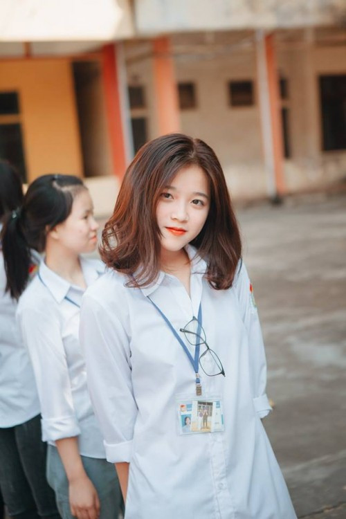 Cũng chỉ sau vài click chuột, danh tính của "nữ thần áo trắng" đã được dân mạng tìm ra, đó là nữ sinh Phú Thọ - có tên Khánh Ly. Hiện là học sinh trường trường THPT chuyên Hùng Vương (Phú Thọ).