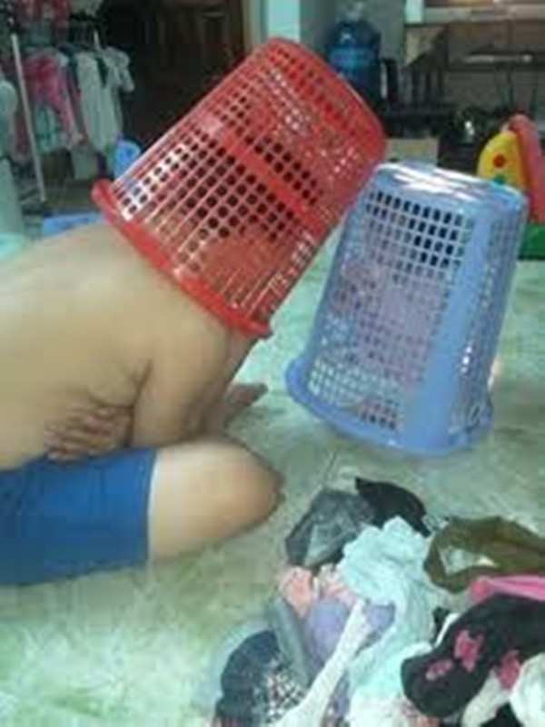 Đổ hết quần áo ra sàn, bố con ta cùng chơi ú òa.
