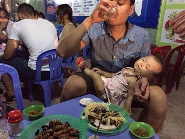 Khi mẹ vắng nhà, bố con ta cùng ra hàng nhậu.