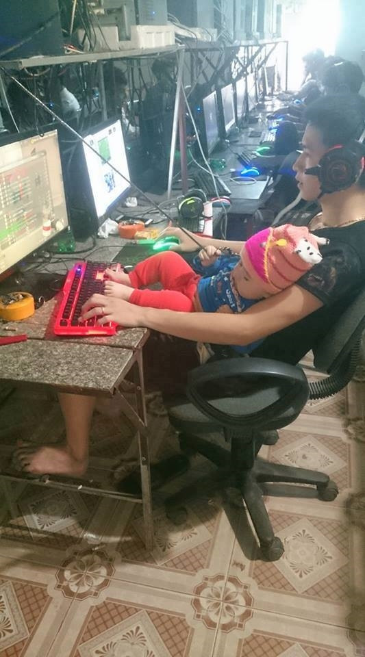 Chán nhậu thì bố con ta cùng ra hàng net để bố "cày" game online nào. Ảnh: Sưu tầm Facebook