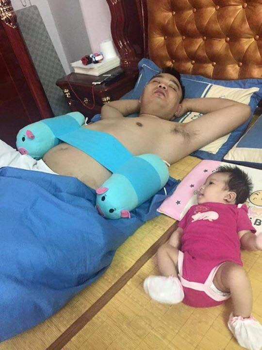 Gối chèn của con mà sao bố lại dùng để giữ bụng bia.