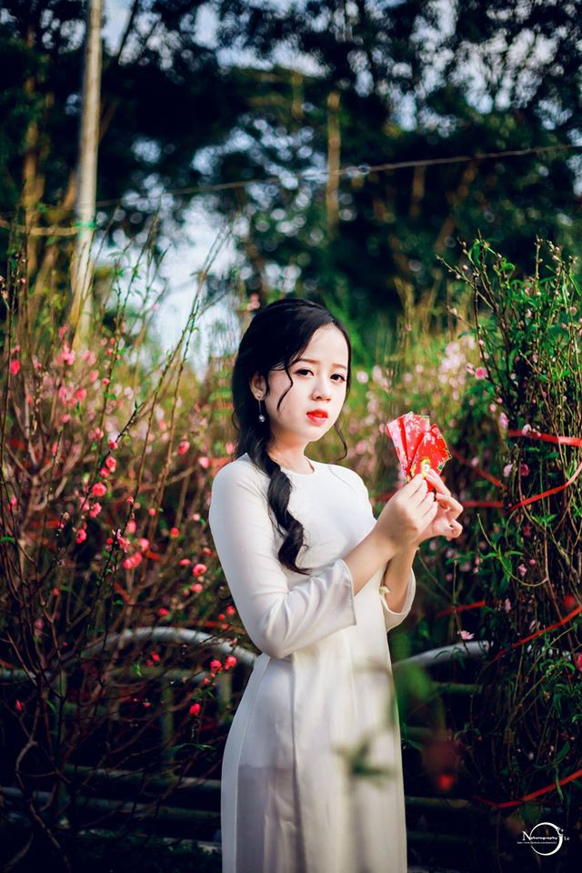Sở hữu những nét đẹp thuần khiết của các cô gái miền Trung như làn da trắng nõn nà, mái tóc dài dịu dàng cùng với khuôn mặt ưa nhìn và hấp dẫn... Hoàng Thanh Loan tạo ra nhiều ấn tượng đẹp đối với những người lần đầu tiếp xúc với cô.