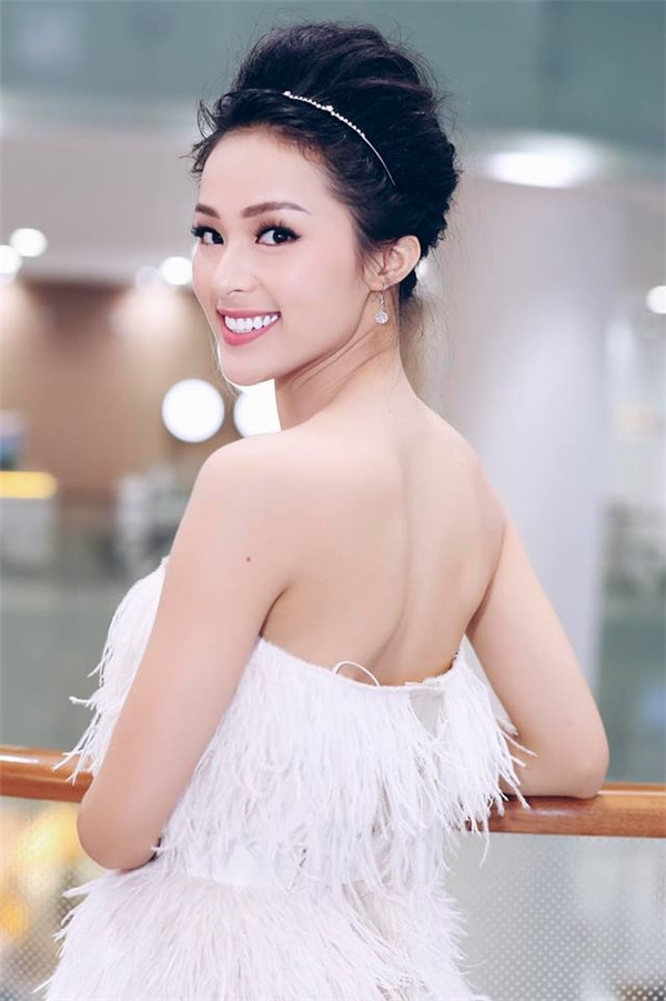 Sở hữu gương mặt xinh đẹp, không bao lâu Hạ Vi trở thành cái tên được rất nhiều người yêu mến. Cô còn từng được nhiều người so sánh với nhan sắc của nữ diễn viên Tôn Lệ.