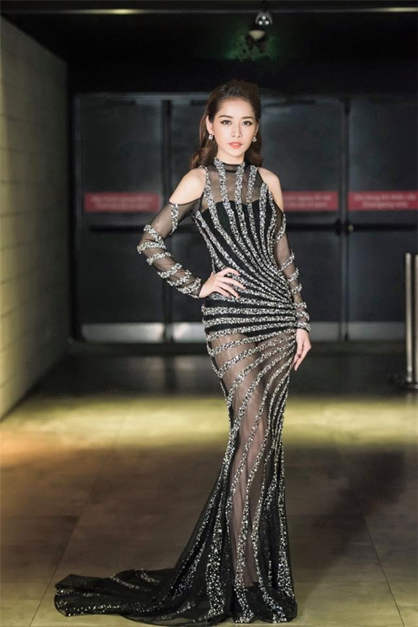 Nhưng sau khi bước chân vào làng giải trí, Chi Pu đã hoàn toàn lột xác trở thành ngôi sao sở hữu vẻ đằm thắm quyến rũ. Không chỉ xinh đẹp, hot girl gốc Hà thành này còn rất chăm chỉ lao động nghệ thuật để cống hiến cho khán giả những tác phẩm điện ảnh. Mới đây nhất, bạn gái cũ của Cường Seven đã cho ra mắt bộ phim bom tấn "Vệ sĩ Sài Gòn" làm mưa làm gió tại các cụm rạp trong cả nước.