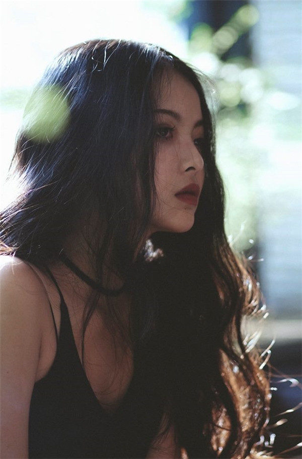 Không chỉ tham gia vào con đường diễn xuất, Yu Dương còn là người mẫu ảnh và được nhiều nhiếp ảnh gia lựa chọn làm nhân vật chính cho tác phẩm nghệ thuật của họ.