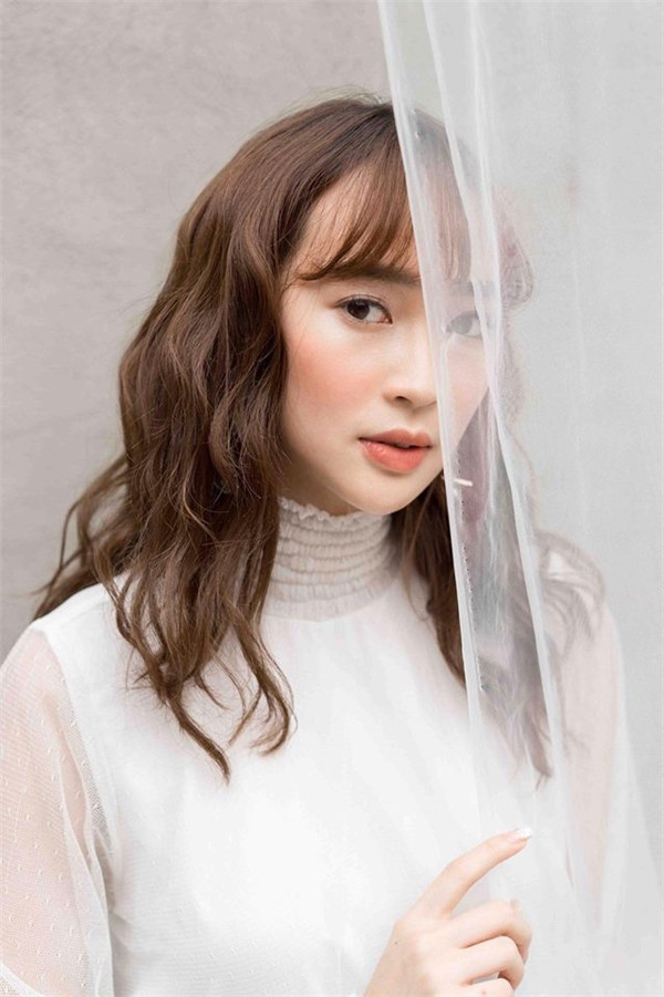 Sun Ht cũng là hot girl tuổi "gà" và từ lâu đã được giới trẻ biết đến như người mẫu teen đình đám tại Hà thành. Xinh đẹp và sở hữu gu thời trang cá tính, cô nàng này cách đây không lâu đã đầu tư mở cửa hàng thời trang riêng do mình làm chủ.