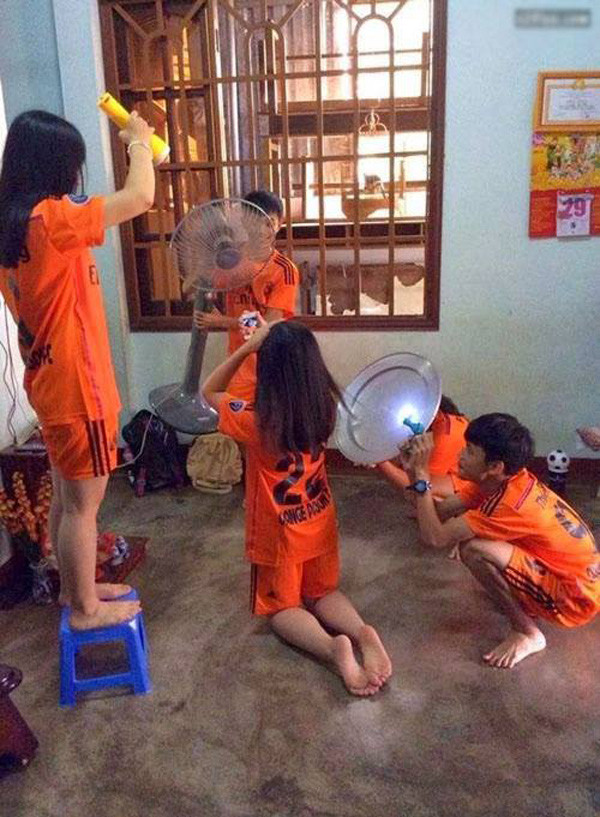 Mọi dụng cụ trong nhà như mâm, đèn, quạt... đều được huy động để đứa bạn có bức ảnh sống ảo xuất sắc.