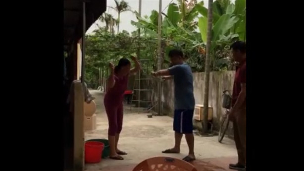 Những ngày vừa qua, trên mạng xã hội nhiều thành viên đã liên tục chia sẻ bài viết, hình ảnh, tâm sự về việc đàn ông cần phải biết làm gì khi lấy vợ. Nhất là sau khi clip hướng dẫn vảy rau được các dân mạng đăng tải thì câu chuyện nêu trên lại càng nóng hơn khi các luồng ý kiến bình luận càng trở nên khá sôi nổi và đa chiều.