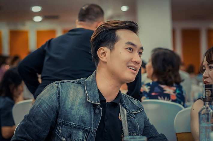 Tuy nhiên Anh Tuấn không phải là diễn viên được đào tạo bài bản. Anh chàng này từng tốt nghiệp Cao đẳng văn hóa nghệ thuật Hà Nội và là diễn viên tay ngang do sở hữu ngoại hình sáng. Ảnh sử dụng trong bài: Sưu tầm Facebook.