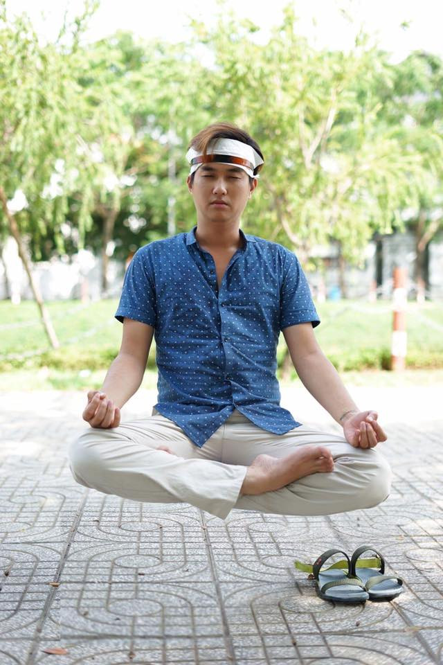 Không những thế, năm 2009 Phạm Anh Tuấn vượt qua nhiều vòng casting để có được vai nam chính trong bộ phim ca nhạc Những nụ hôn rực rỡ của đạo diễn Nguyễn Quang Dũng.