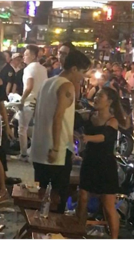 Theo những hình ảnh ghi lại, người xuất hiện trong cuộc ẩu đả này chính là diễn viên, hot boy Phạm Anh Tuấn đang gây sốt trong sitcom 5S Online. Bên cạnh đó còn có diễn viên Phan Thanh Duy người từng được biết đến với vai diễn Hoàng Quân trong series phim Tiệm bánh hoàng tử bé.
