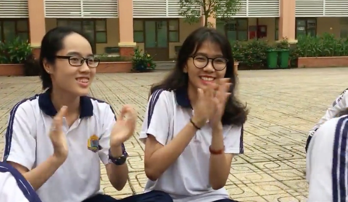 Ngay sau khi đăng tải, đoạn clip ghi lại "hành trình đến vinh quang" của cô bạn đã thu hút sự quan tâm của cộng đồng mạng. Nhiều bạn khi xem xong đoạn clip đã hồi tưởng lại ký ức "năm tháng ấy mình cũng đã "tạch" thể dục" với những bình luận đầy thú vị.