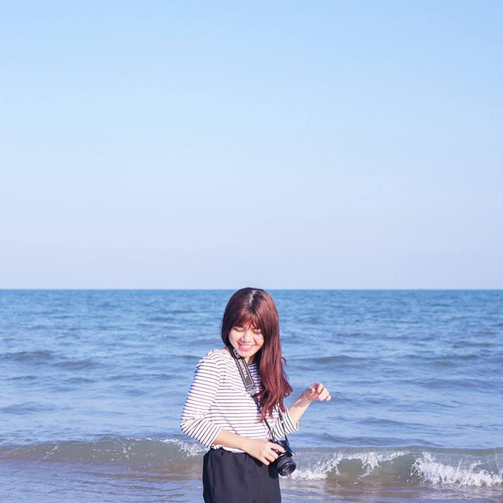 Sở hữu gương mặt bầu bĩnh, mái tóc dài dịu dàng và thân hình có phần "nấm lùn" đáng yêu, Ngoài ra nhiếp ảnh gia 8X này còn thu hút mọi người bằng nụ cười tỏa nắng
