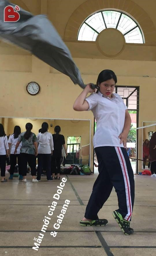 Nhiều cư dân mạng còn nhận xét, ngắm các người mẫu không chuyên này khiến họ cảm thấy như đang lạc và một trung tâm thương mại nhưng vô cùng vui vẻ.