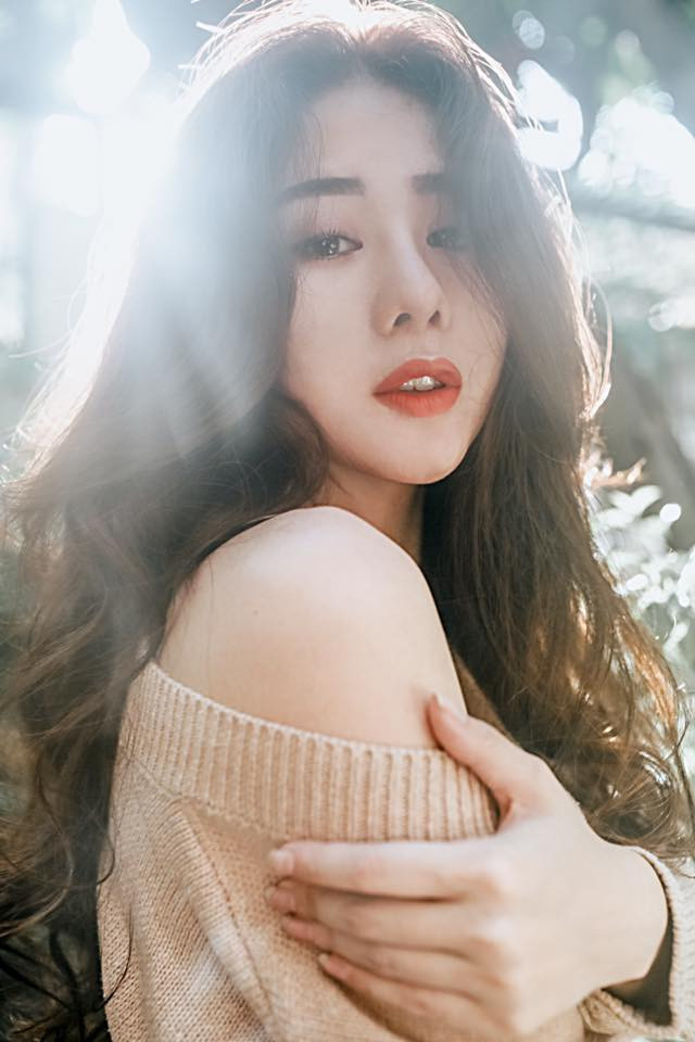 Với khuôn mặt hài hòa đường nét như sống mũi cao, hàng lông mày kẻ đậm nét, đôi môi tông trầm quyến rũ cùng với đôi mắt có hồn, Hà Thương đã cướp đi trái tim của bao chàng trai.