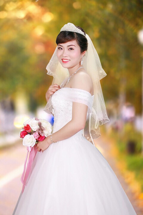 Chính cô ấy là người khuyên tôi không nên làm đám cưới rình rang, mặc dù tôi biết sẽ thiệt thòi cho cô ấy vì đây là lần đầu cô ấy mặc váy cô dâu. Cô ấy sợ thiên hạ dị nghị tôi. Nhưng chúng tôi yêu nhau và làm đám cưới đàng hoàng chứ cũng không cặp kè gì cả. Chúng tôi chân thành đến với nhau và tôi hy vọng mọi người sẽ chúc phúc cho chúng tôi", Chiến Thắng bộc bạch.