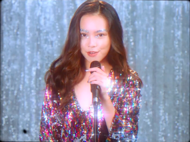 Bản hit "Yêu 5" của nhạc sĩ Rhymastic chắc chắn là ca khúc chẳng còn xa lạ gì với các bạn trẻ trong năm 2017. Ca khúc này từng được rất nhiều bạn trẻ cover lại theo nhiều phong cách khác nhau và để lại ấn tượng, thế nhưng mới đây nhất ai cũng phải chú ý tới "Yêu 1985" phiên bản retro của nữ sinh Sài Gòn cực độc đáo.