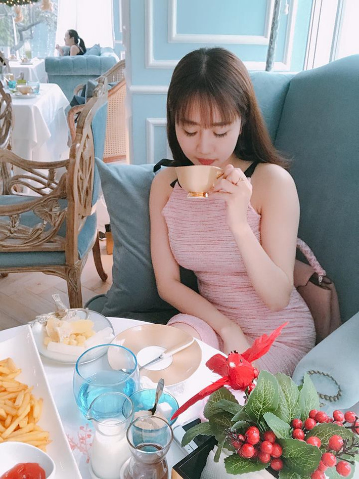Tạo dáng chuyên nghiệp và khả năng biến hóa cảm xúc cũng là lợi thế mà hot girl Sài thành luôn biết khai thác triệt để để hoàn thành xuất sắc từng bộ ảnh của mình. Ảnh trong bài: FBNV.
