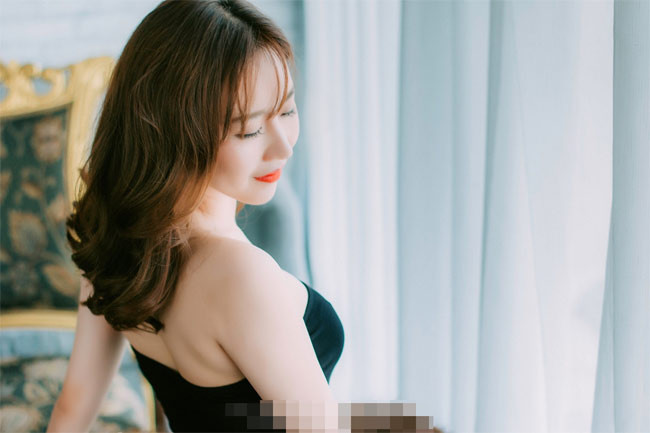 Nếu theo dõi trang cá nhân của Nu Phạm, cộng đồng mạng sẽ không khó để tìm ra những bộ ảnh bên nửa kín, nửa hở quyến rũ của hot girl sinh năm 1993 này.