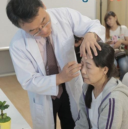 Ngay từ khi còn nhỏ Nguyễn Thị Như đã không may mắc phải phải căn bệnh lão hóa sớm, vì vậy mới 22 tuổi nhưng trông cô gái này không khác gì một bà lão 80 với da mặt nhăn nheo, đầy nếp nhăn.