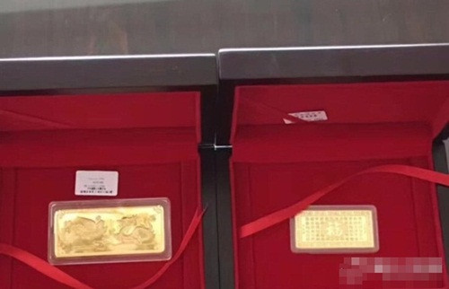 Nhiều người cũng tò mò về gia thế và thân phận của chú rể, họ cho rằng chắc chắn gia đình chú rể cũng phải môn đăng hộ đối hoặc bản thân chú rể là một người cực kỳ tài năng mới có thể lọt vào mắt xanh của vị thiên kim tiểu thư con nhà giàu này.