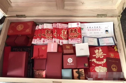 Không chỉ có xe, có nhà, bố vợ còn hào phóng tặng con rể một trung tâm thương mại quốc tế trị giá hàng chục tỷ đồng.