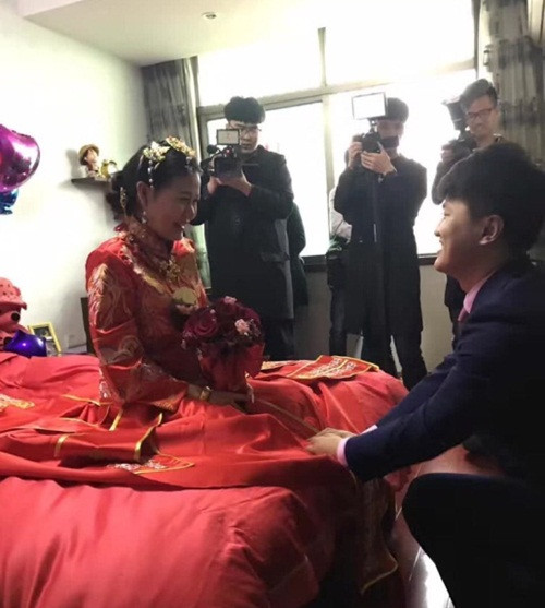 Những ngày gần đây, cư dân mạng Trung Quốc đang xôn xao trước những thông tin, hình ảnh về một đám cưới khủng ở thành phố Nghĩa Ô, Kim Hoa, Chiết Giang, Trung Quốc.