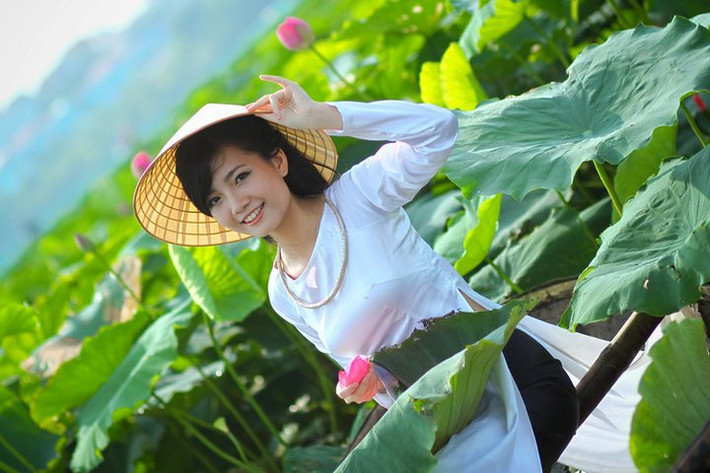 Từng gây ấn tượng ở cuộc thi hội thi Cô giáo tài năng duyên dáng 2015 bằng chính tà áo dài, Hồng Anh càng ngày càng tự tin khi thể hiện trang phục truyền thống của mình.