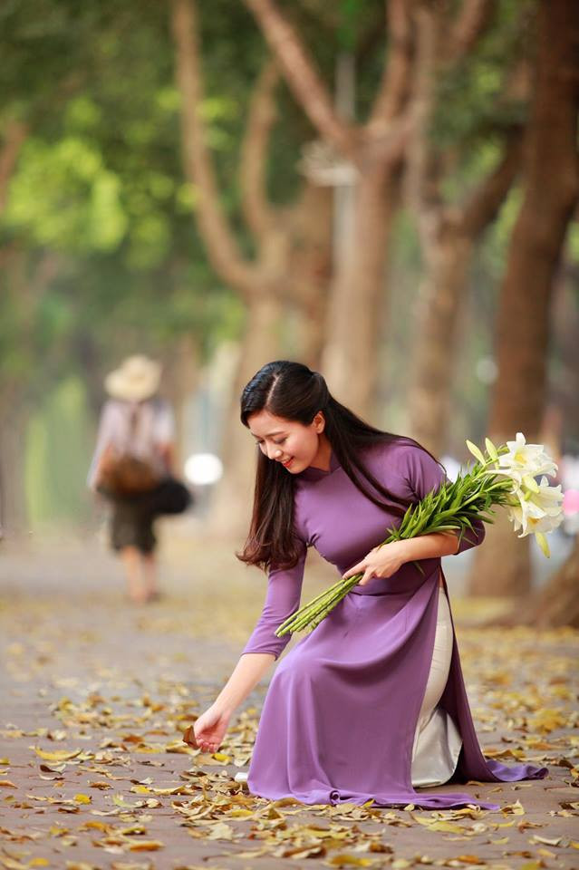 Theo nhiều dân mạng nhận xét, chính nhờ thân hình thon gọn cùng gương mặt ưa nhìn mà khi mặc áo dài, cô giáo Hồng Anh trông càng thêm xinh đẹp.
